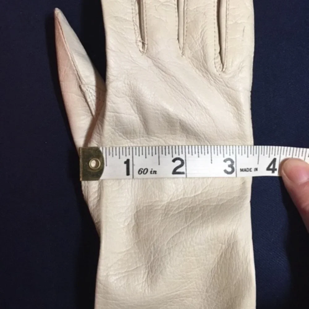 Vintage Timeless Dressy Soft Leather Gloves Ivory Color Wrist Length Size 7